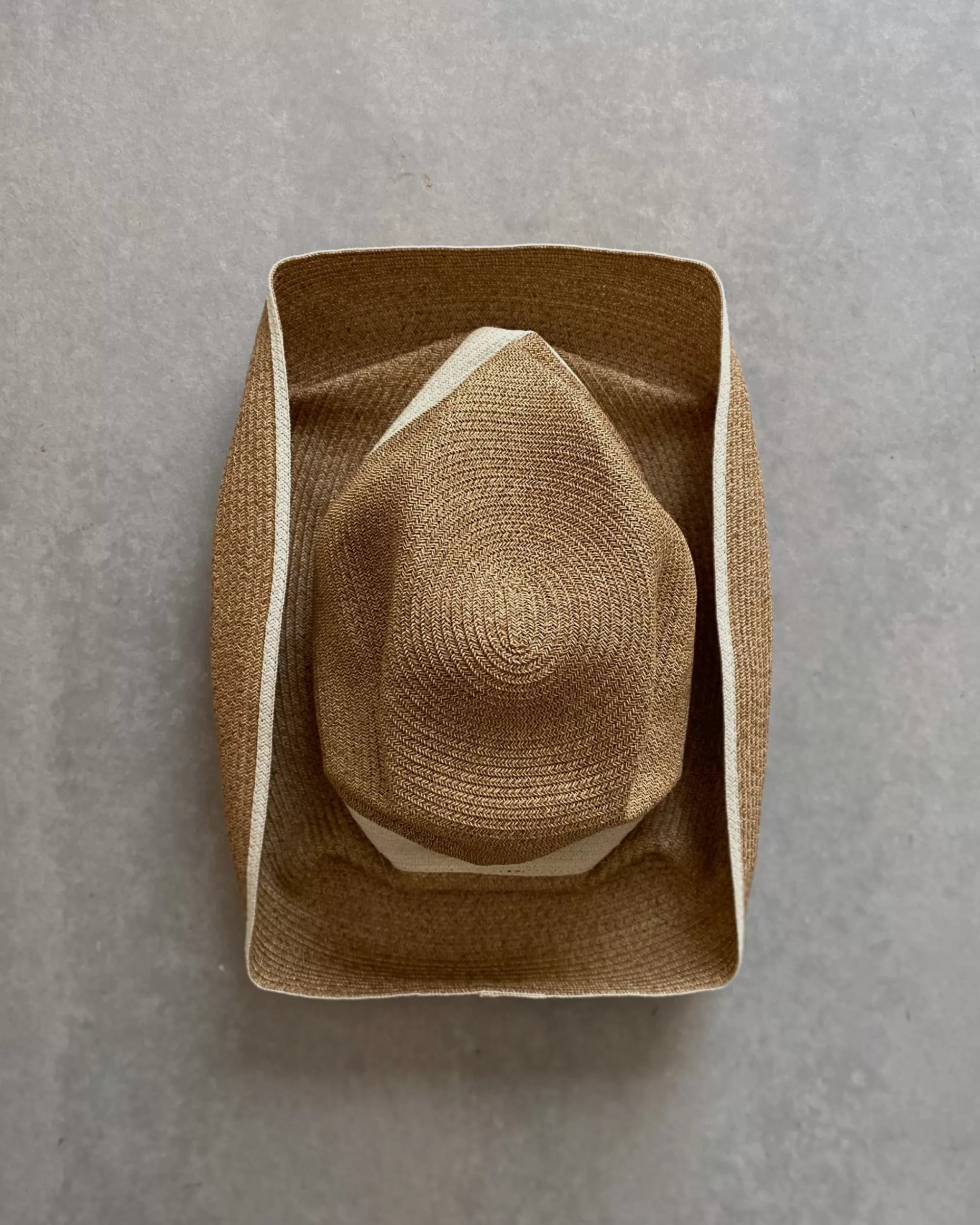 Store mature ha : Boxed Hat In Oatmeal With Chalk Stripe