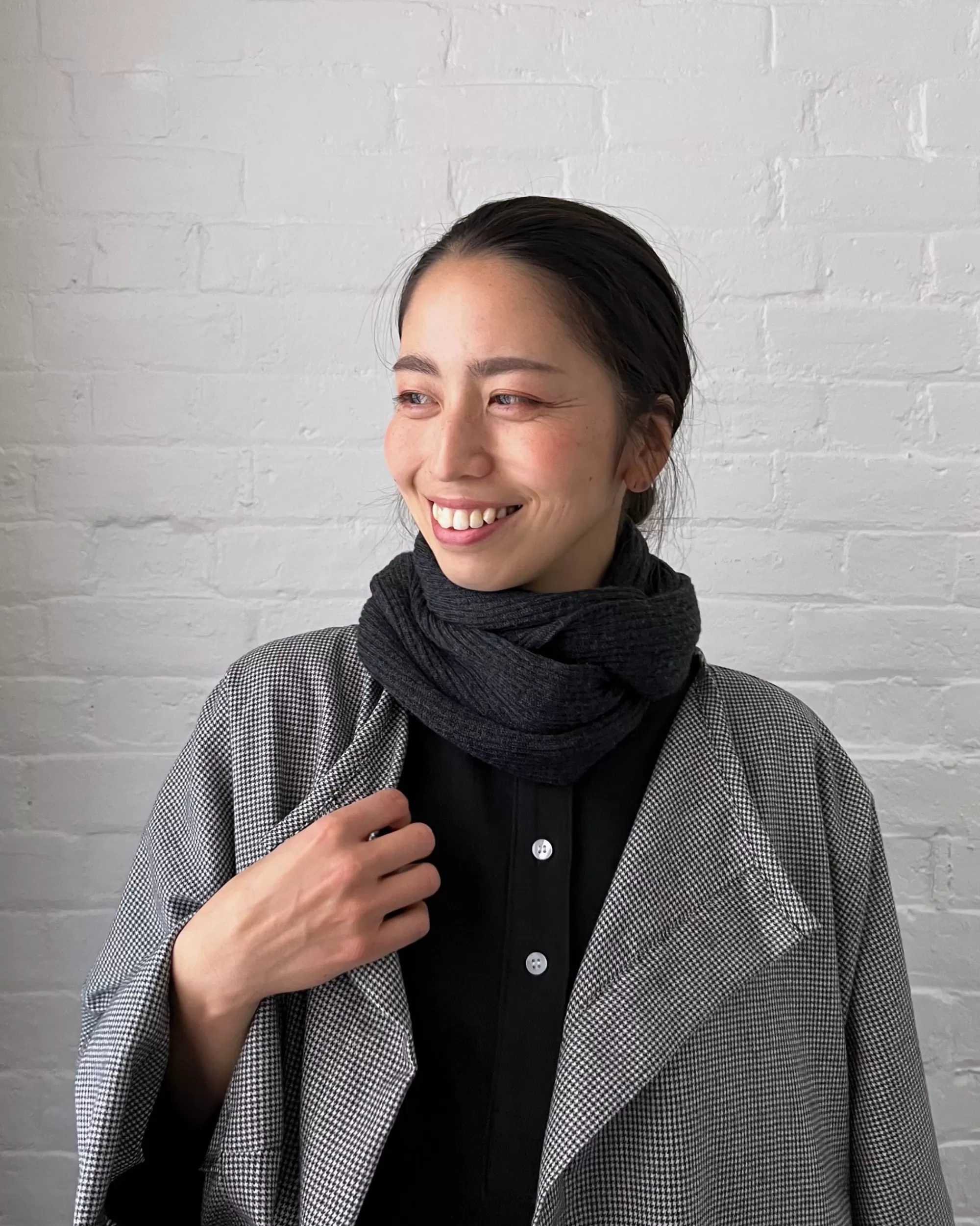 New nishiguchi kutsushita Memeri : Merino Wool Loop Scarf In Charcoal