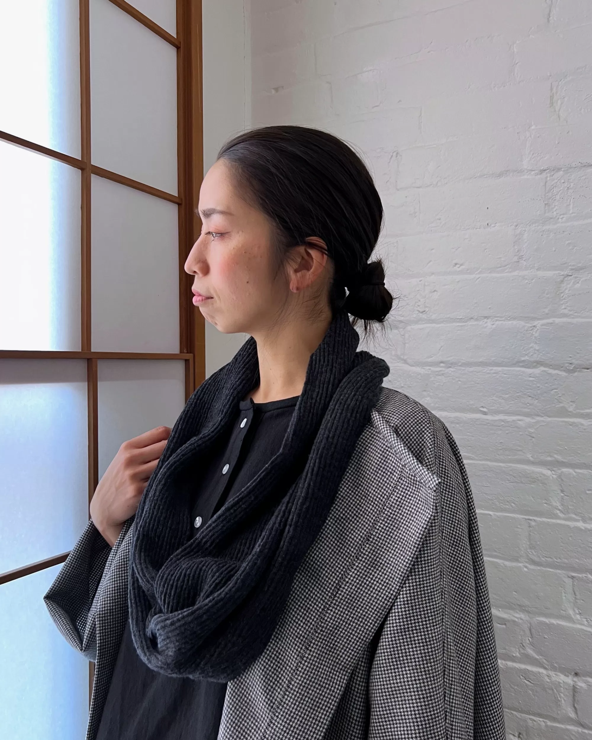 New nishiguchi kutsushita Memeri : Merino Wool Loop Scarf In Charcoal