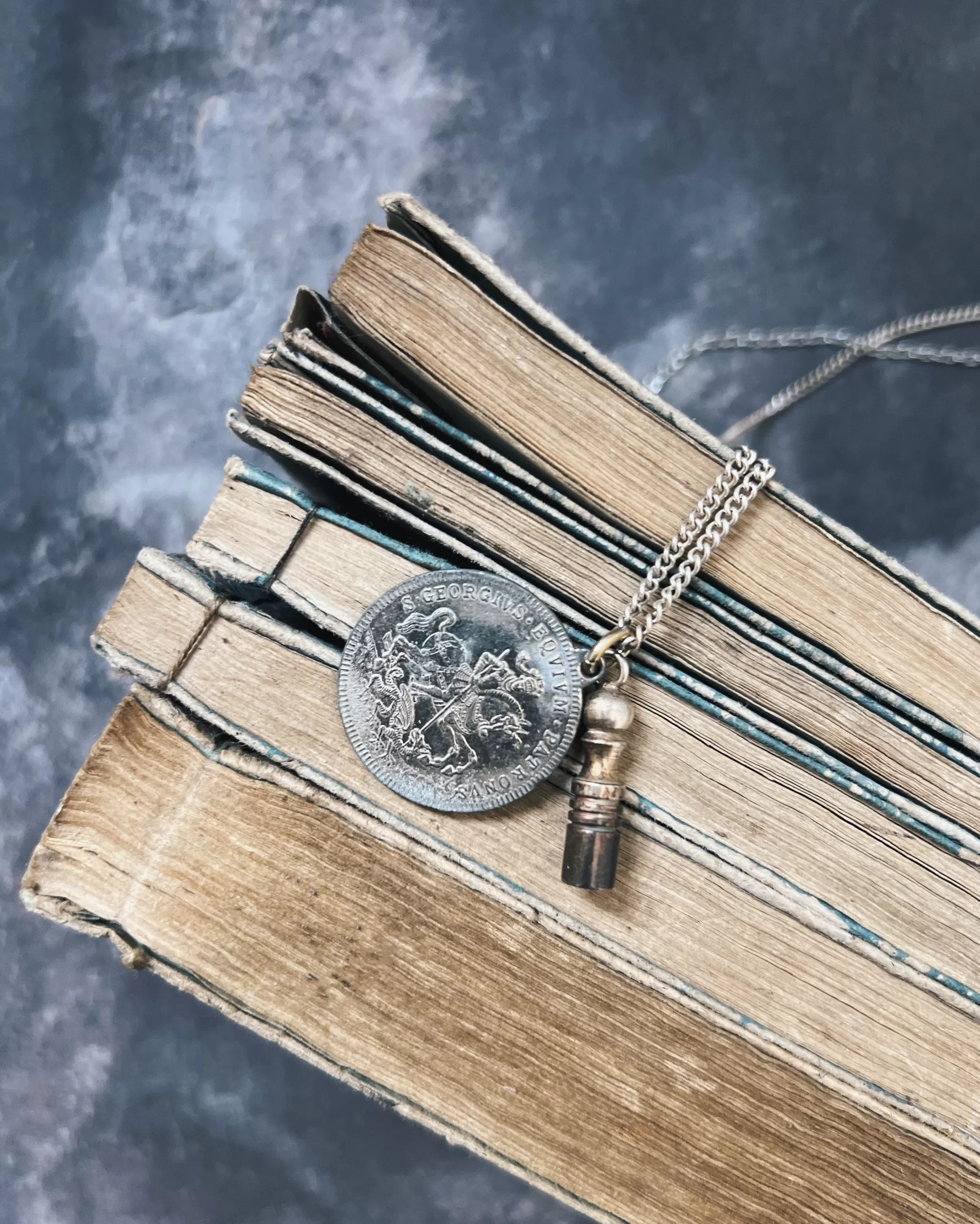 Hot modern marcel : Vintage Medallion Necklace