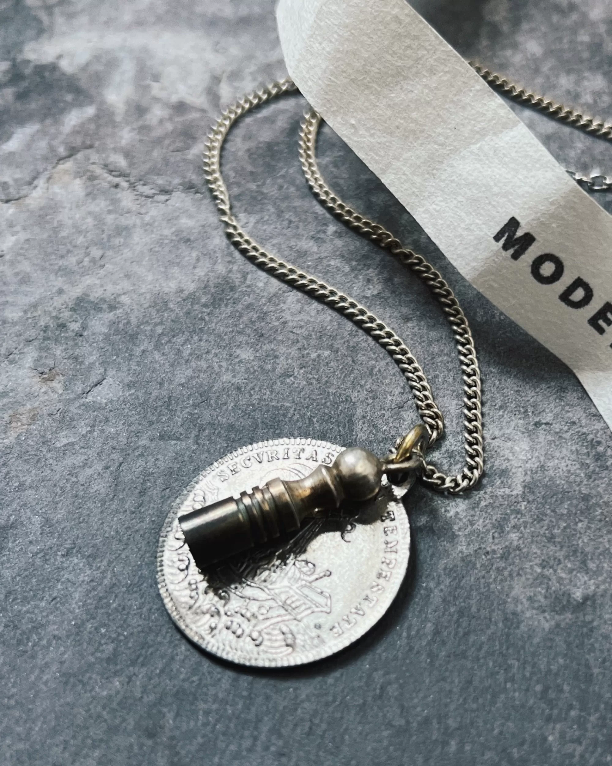 Hot modern marcel : Vintage Medallion Necklace