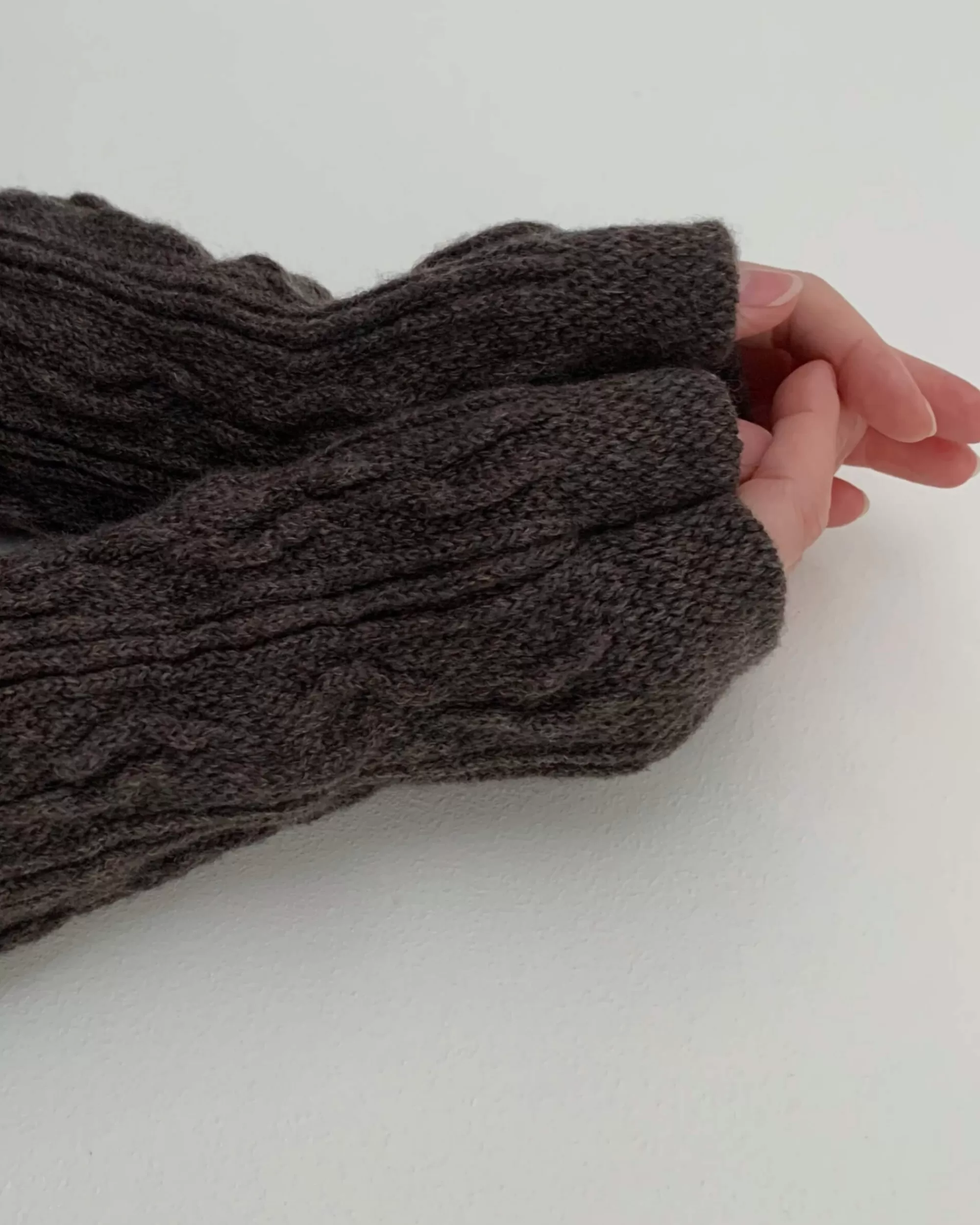 New nishiguchi kutsushita : Cable Arm Warmers Cocoa